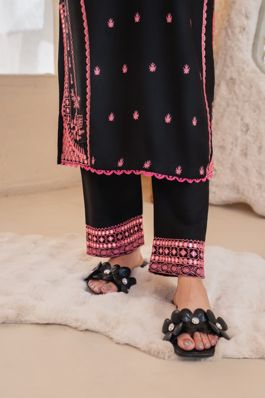 Black Rose beautiful floral motifs on khaddar fabric!