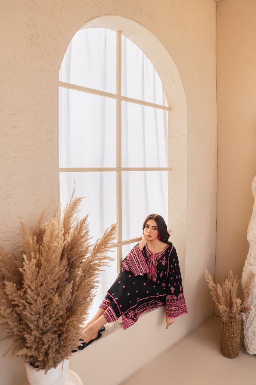 Black Rose beautiful floral motifs on khaddar fabric!