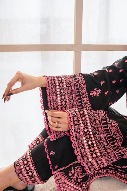 Black Rose beautiful floral motifs on khaddar fabric!